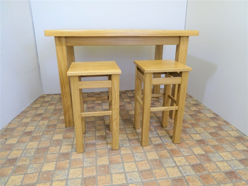 Zestaw mebli dębowych stół 100 x 60 h 74 oraz 2 taborety proste 30 x 30 h 46 kolor drewno dębowe lakier naturalny.