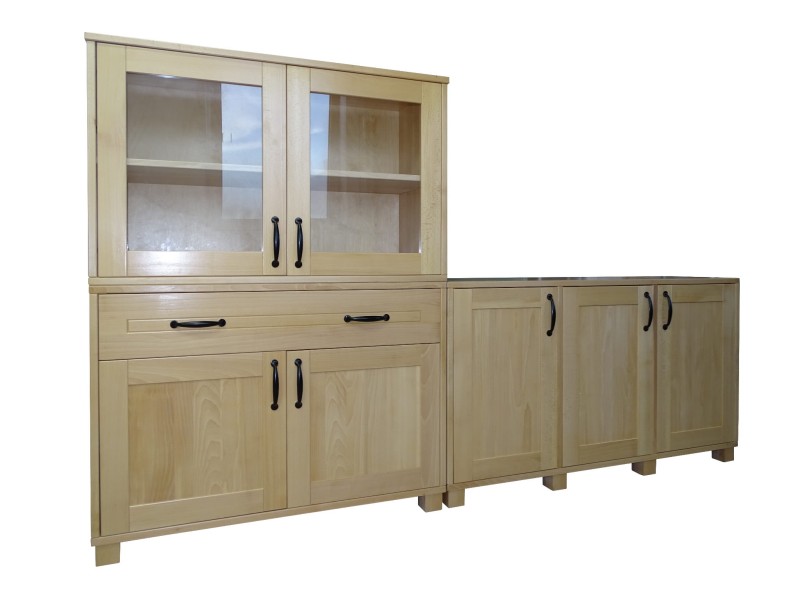 Witryna bukowa kolor lakier naturalny w zestawie z komodą.