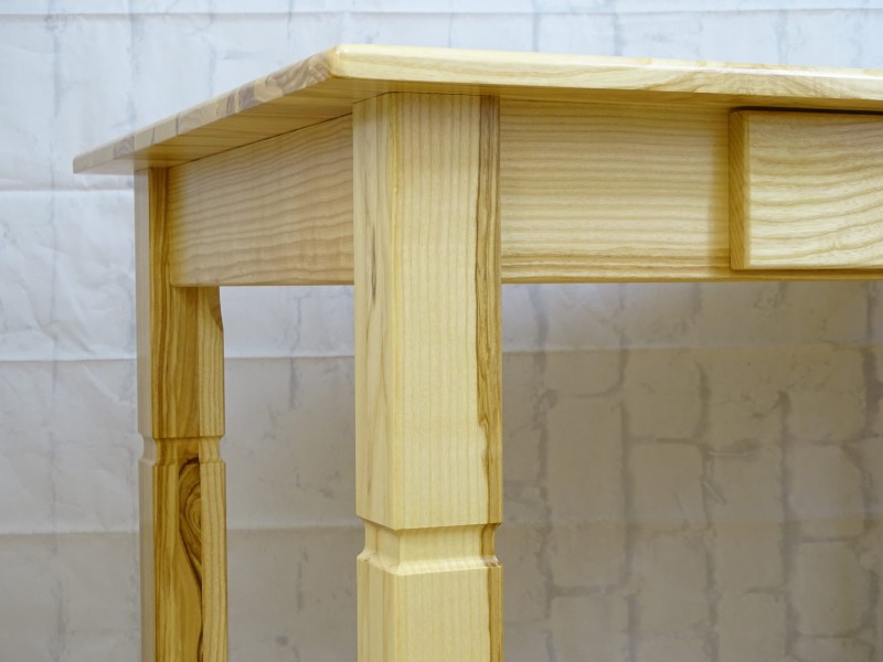 Stół z szuflada jesion naturalny.