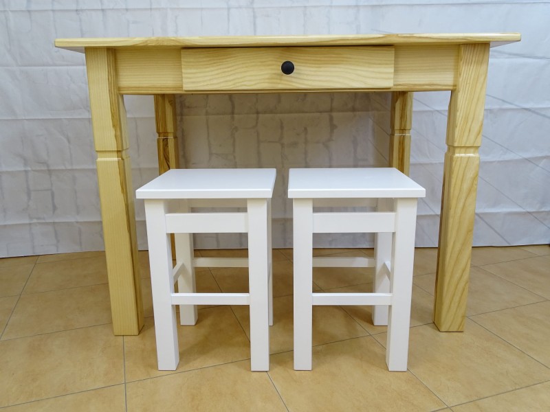 Stół z szuflada jesion naturalny dwa taborety proste białe.