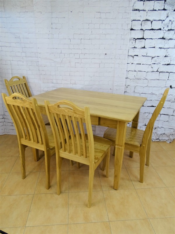 Stół z szufladą drewno dębowe kolor lakier naturalny i krzesła Mila dębowe.