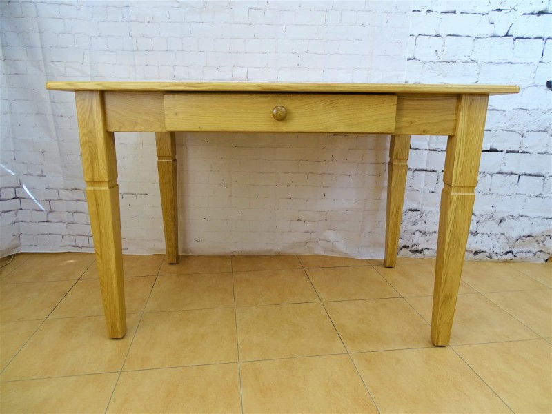 Stół z szufladą drewno dębowe kolor lakier naturalny.