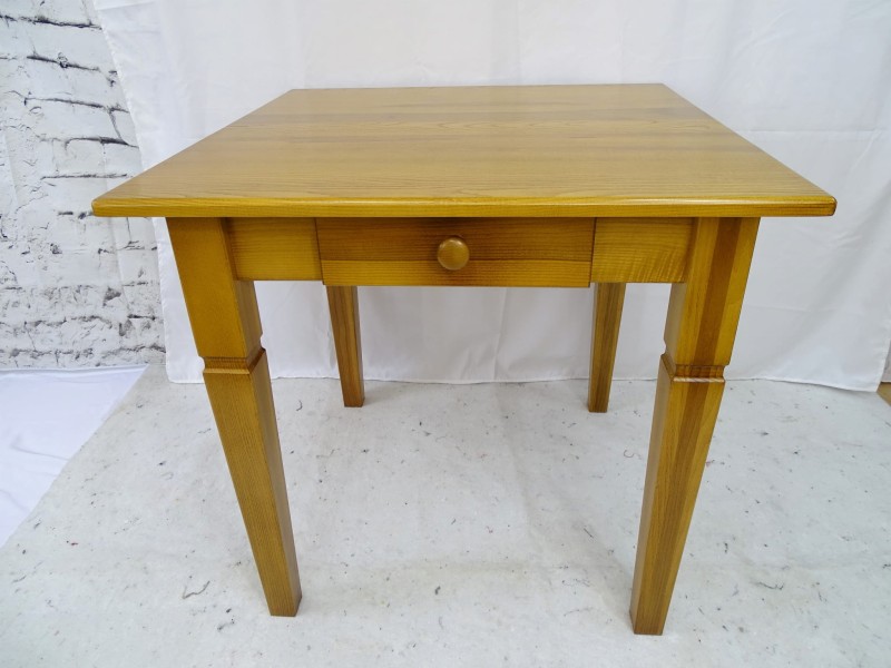 Stół kolor brunat 2205 rozmiar 70 x 70 cm h 74.