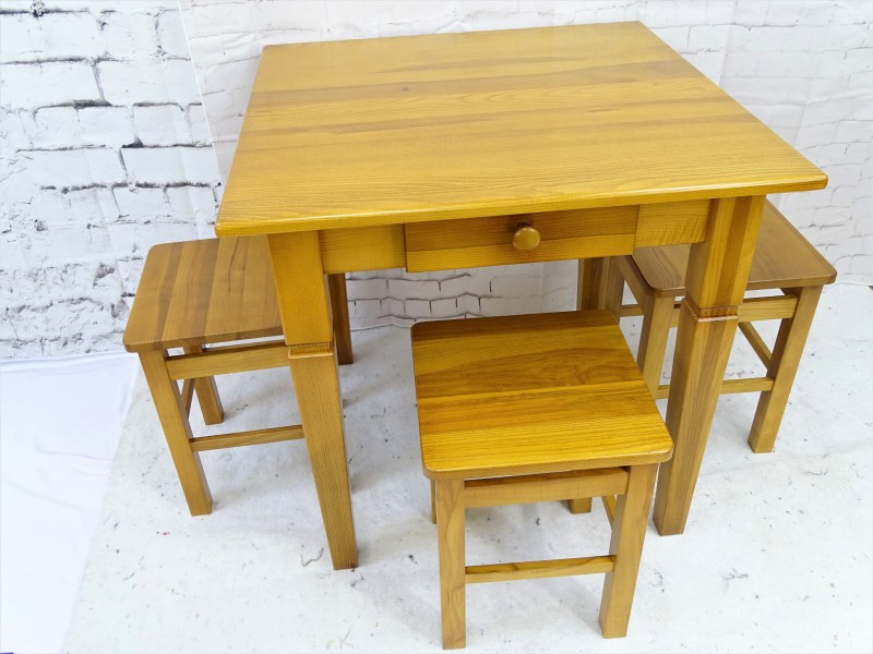 Stół kolor brunat 2205 rozmiar 70 x 70 cm h 74.