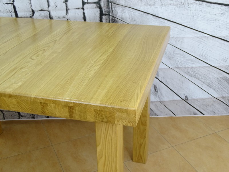 Stół dębowy lakier naturalny 120 x 80 + 40. Zbliżenie na obróbkę brzegów blatu.