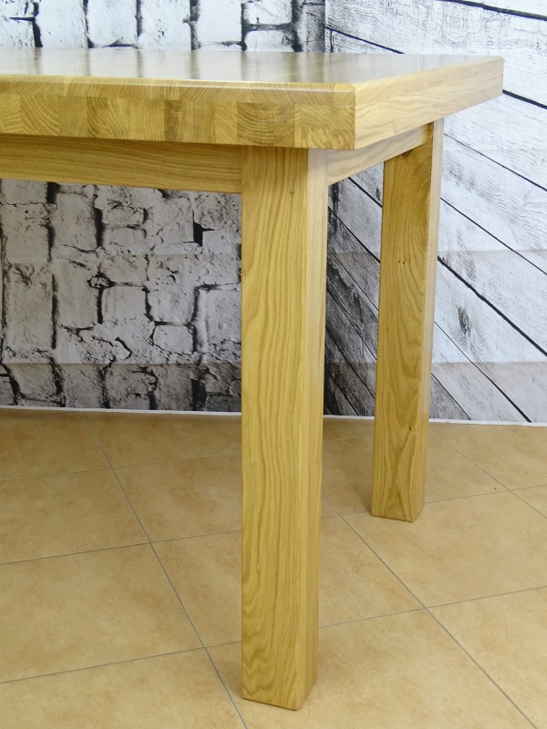 Stół dębowy lakier naturalny 120 x 80 + 40. Zbliżenie na masywną nogę  i blat.