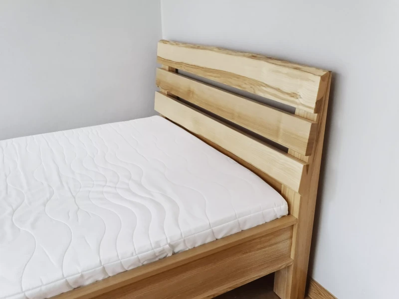 Łóżko country drewno jesionowe wykończenie olej bezbarwny.