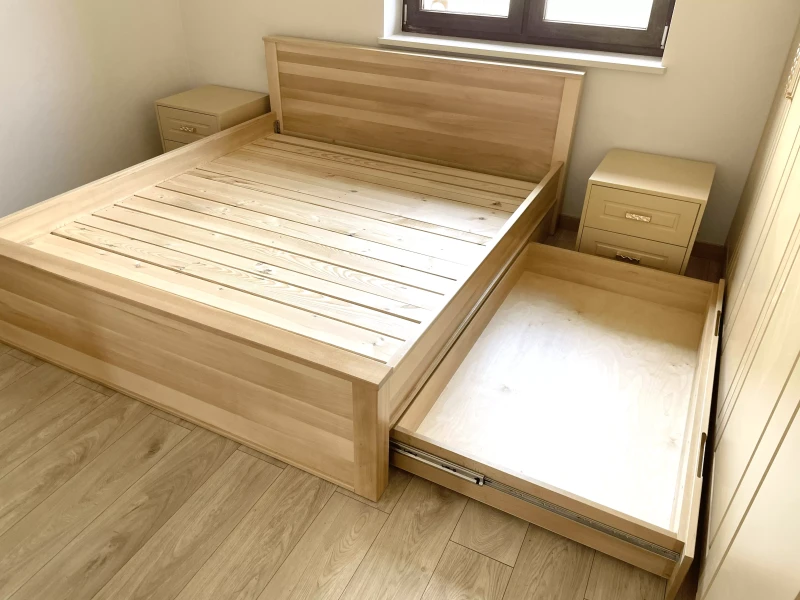 Łózko Mateusz drewno bukowe kolor lakier naturalny.