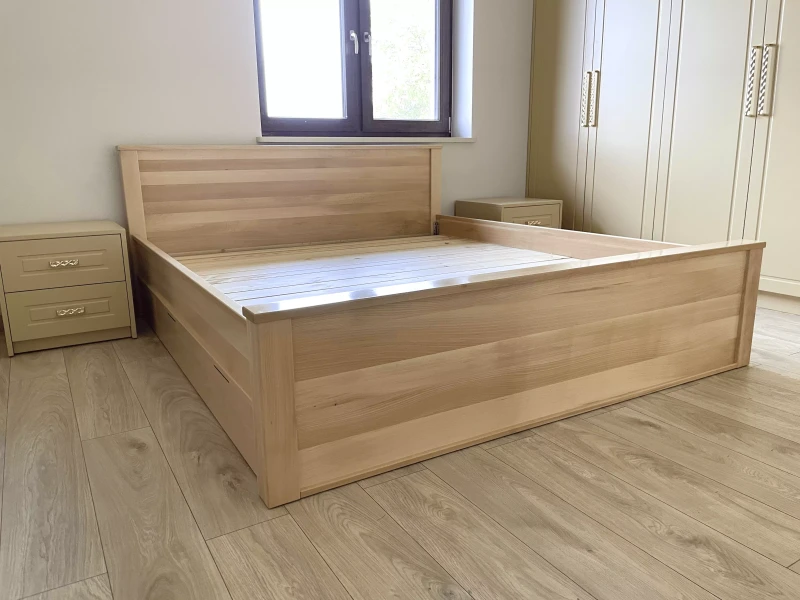 Łózko Mateusz drewno bukowe kolor lakier naturalny.