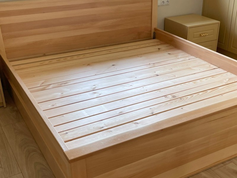 Zdjęcie prezentujące stelaż sosnowy łóżka.