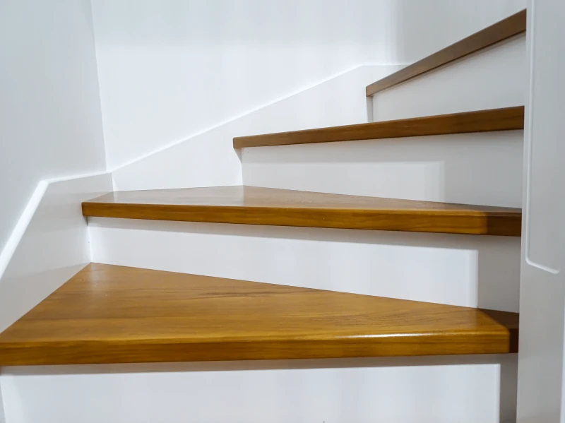 Schody Dębowe zabiegowe z rzeźbioną balustradą