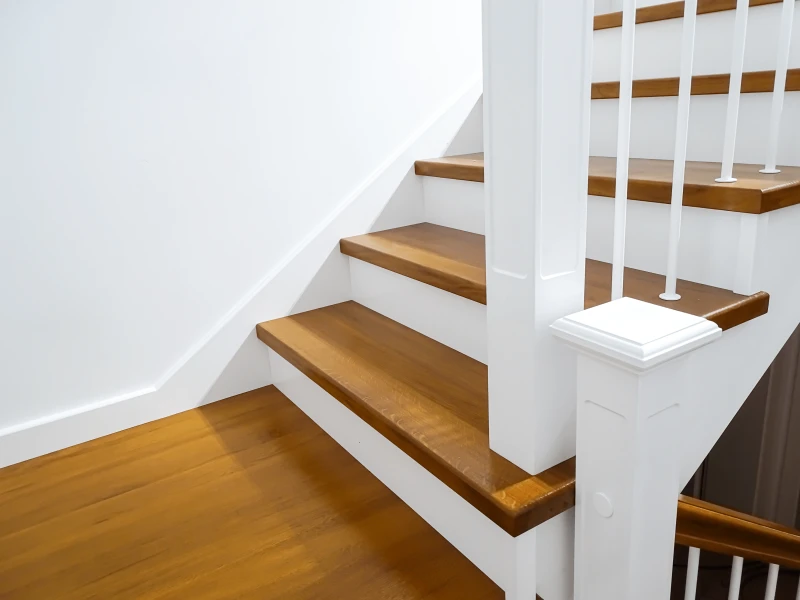 Schody Dębowe zabiegowe z rzeźbioną balustradą