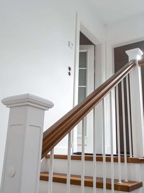 Schody Dębowe zabiegowe z rzeźbioną balustradą