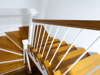 Schody Dębowe zabiegowe z rzeźbioną balustradą