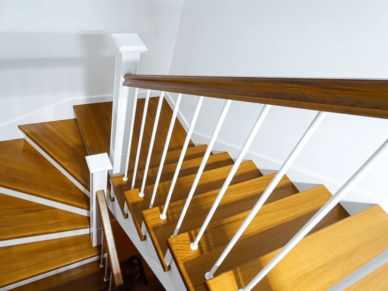 Schody Dębowe zabiegowe z rzeźbioną balustradą