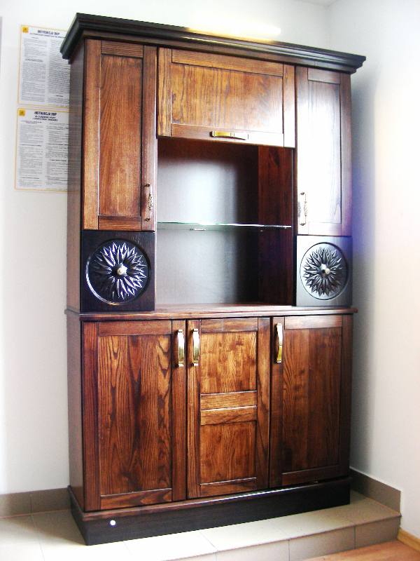 Witryna drewno jesionowe kolor jasny orzech 22-66, kolor ciemnych elementów brąz 22-56.