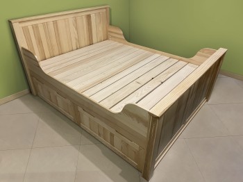 Łóżko Rustic Comfort połączenie drewna i przytulnego azylu cztery pojemne szuflady 