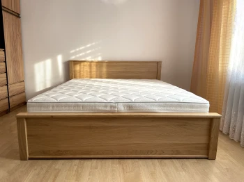 Drewniane solidne łóżko Mateusz z dwiema szufladami jesionowe