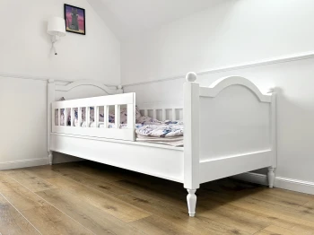 Łóżko dziecięce Sofi  z barierką i zdobionymi kulami 