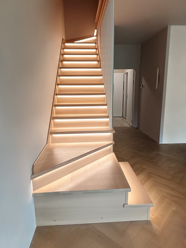 Schody Jesionowe z pionową balustradą