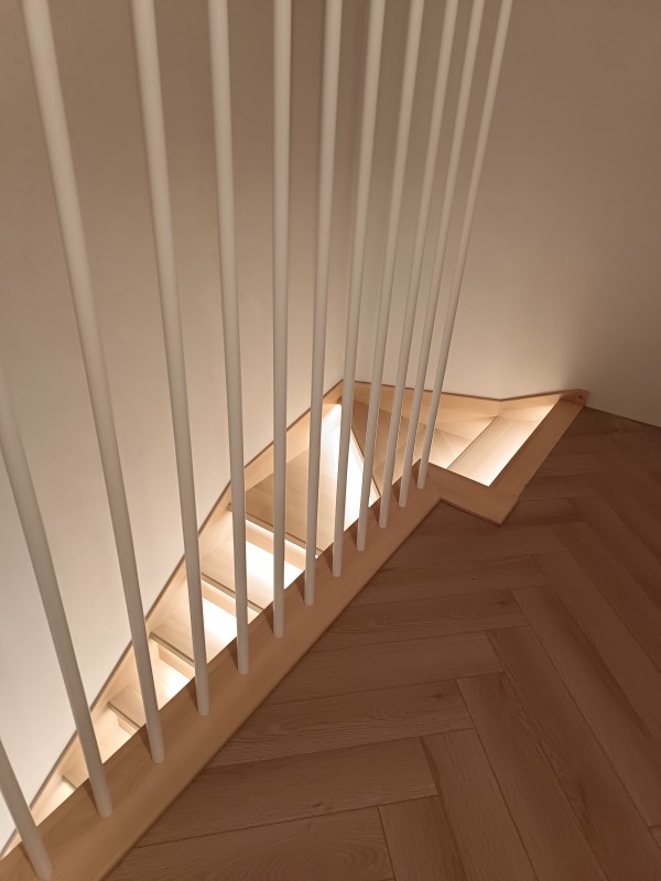 Schody Jesionowe z pionową balustradą