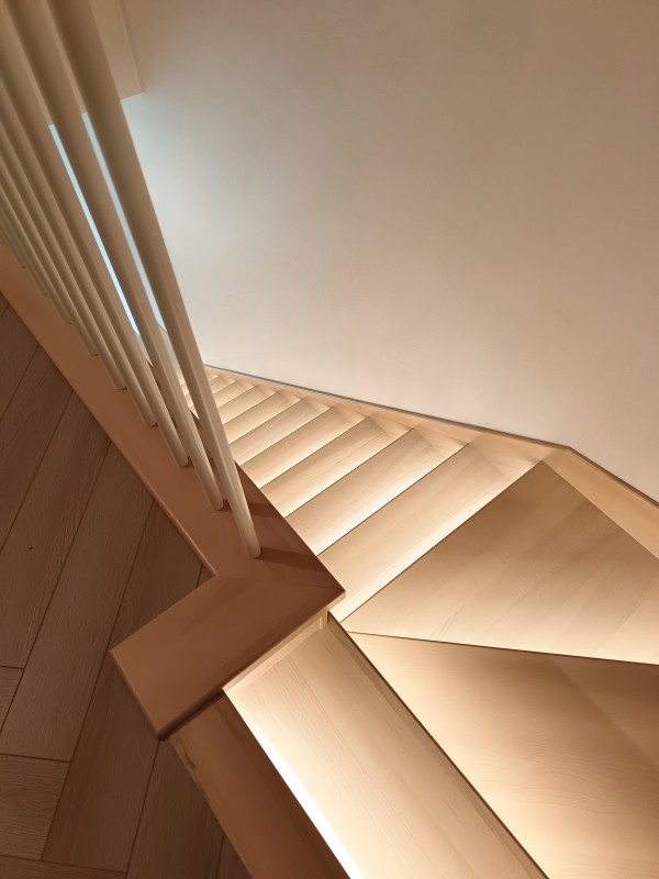 Schody Jesionowe z pionową balustradą