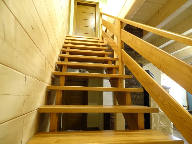 Drewniane schody Jesionowe z poziomą balustradą