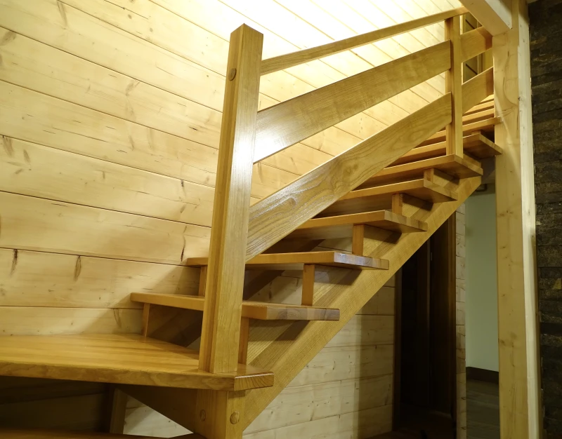 Drewniane schody Jesionowe z poziomą balustradą