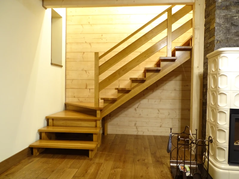 Drewniane schody Jesionowe z poziomą balustradą