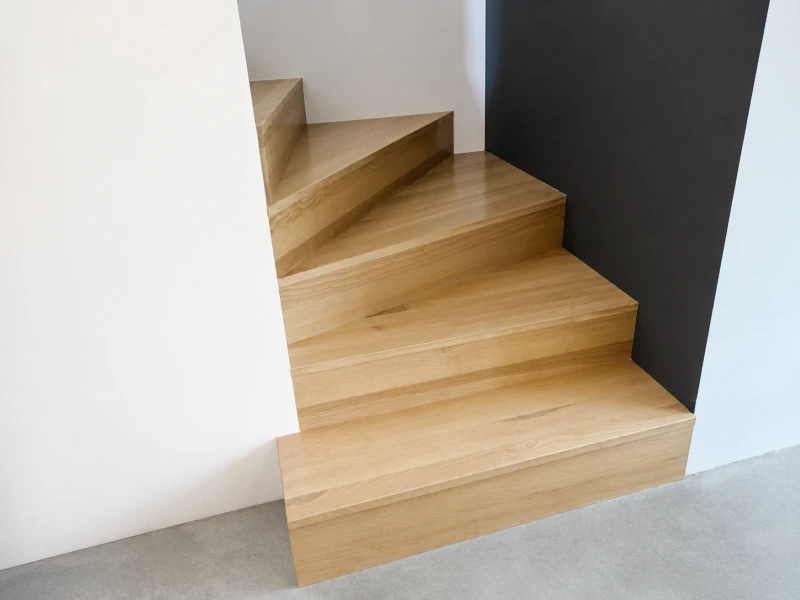 Schody Dębowe z balustradą lamelową
