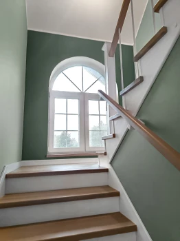 Schody Jesionowe dwubiegowe z dekoracyjną balustradą