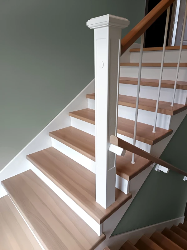 Schody jesionowe dwubiegowe z dekoracyjną balustradą