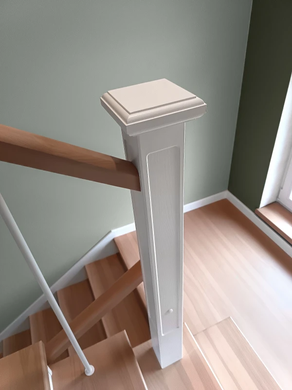 Schody jesionowe dwubiegowe z dekoracyjną balustradą