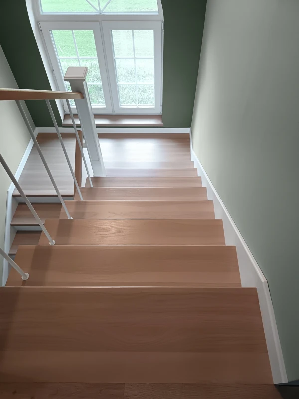 Schody jesionowe dwubiegowe z dekoracyjną balustradą