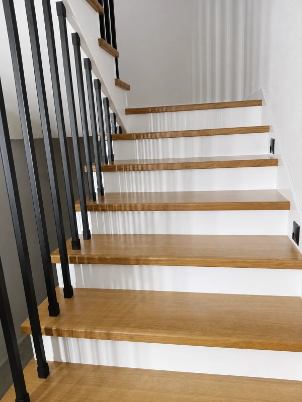 Dwukolorowe schody Dębowe z czarną balustradą
