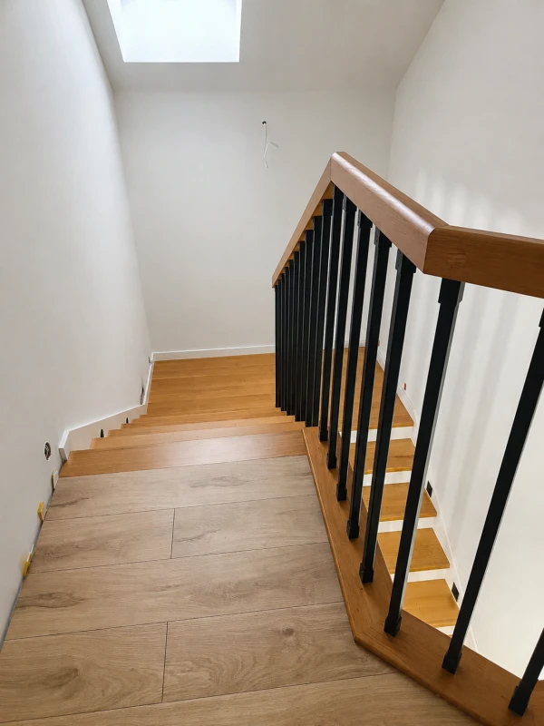 Dwukolorowe schody Dębowe z czarną balustradą