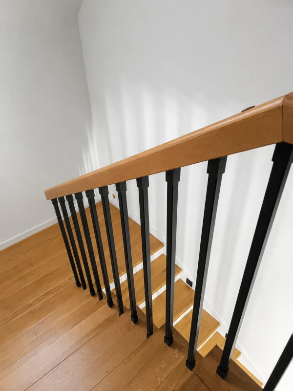 Dwukolorowe schody Dębowe z czarną balustradą