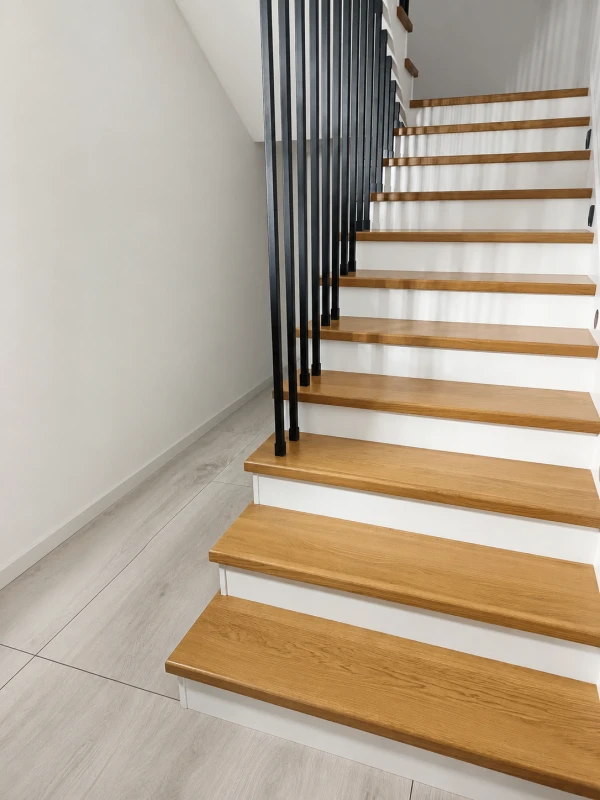 Dwukolorowe schody Dębowe z czarną balustradą