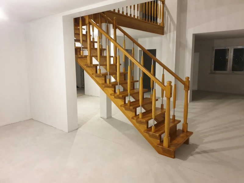 Jesionowe schody samonośne z rytmiczną balustradą