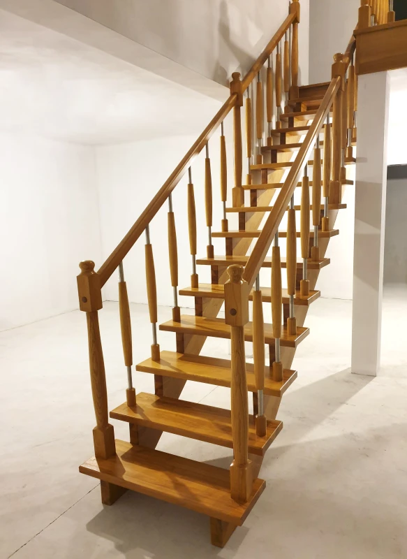 Jesionowe schody samonośne z rytmiczną balustradą