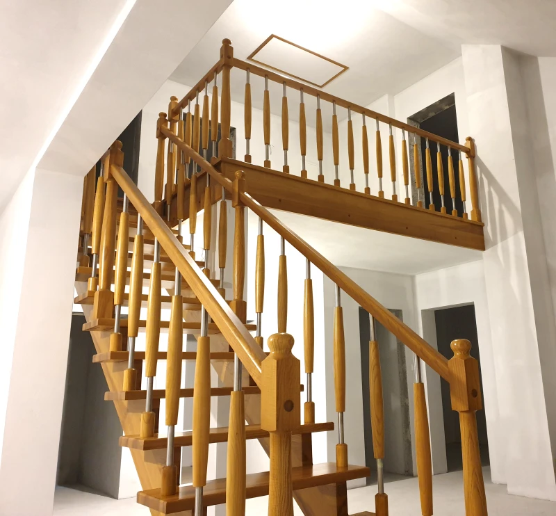 Jesionowe schody samonośne z rytmiczną balustradą
