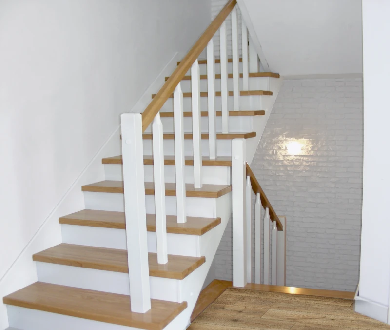 Schody dębowe białe z naturalną balustradą