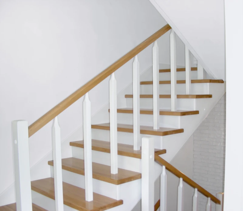 Schody dębowe białe z naturalną balustradą