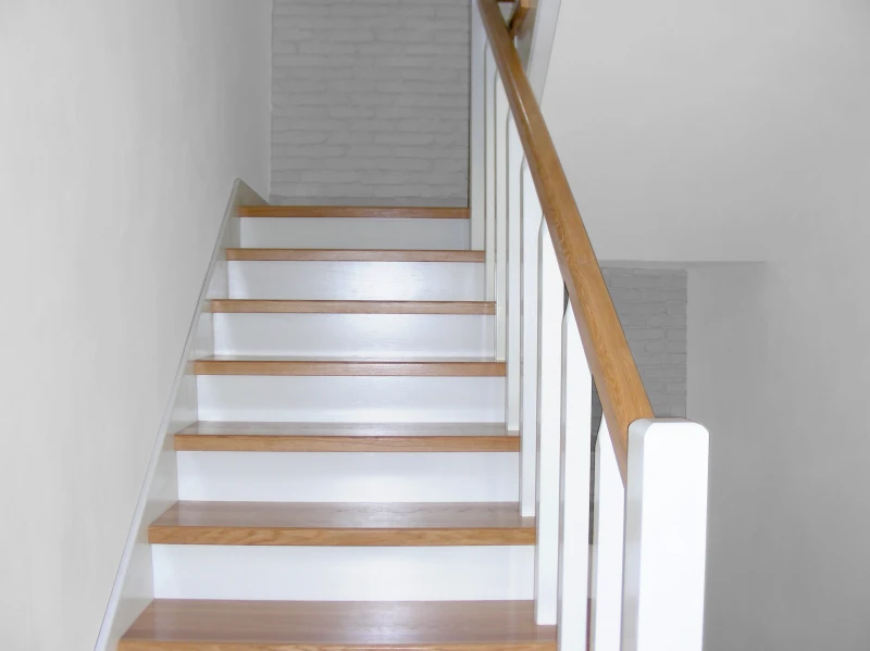 Schody dębowe białe z naturalną balustradą