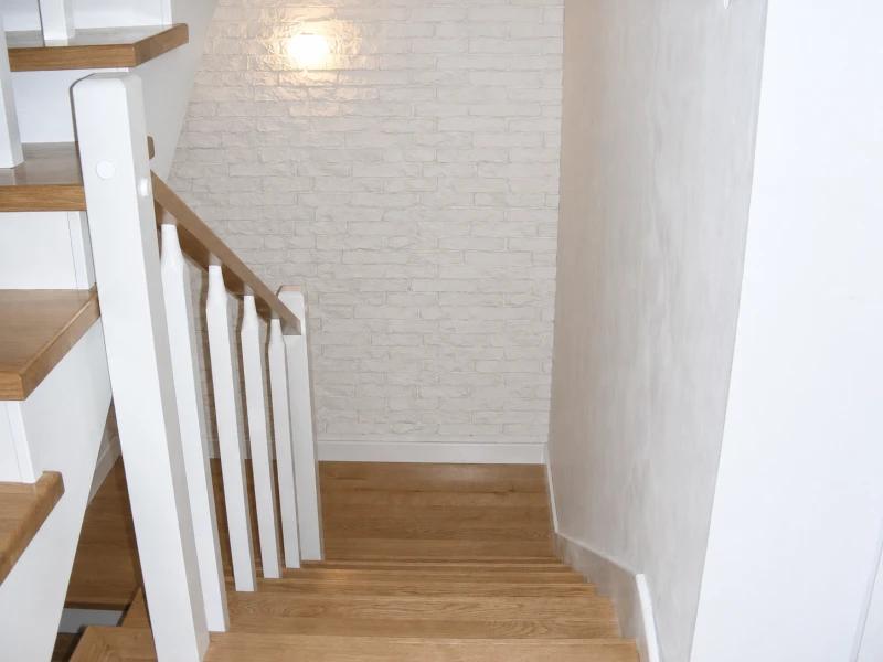 Schody dębowe białe z naturalną balustradą