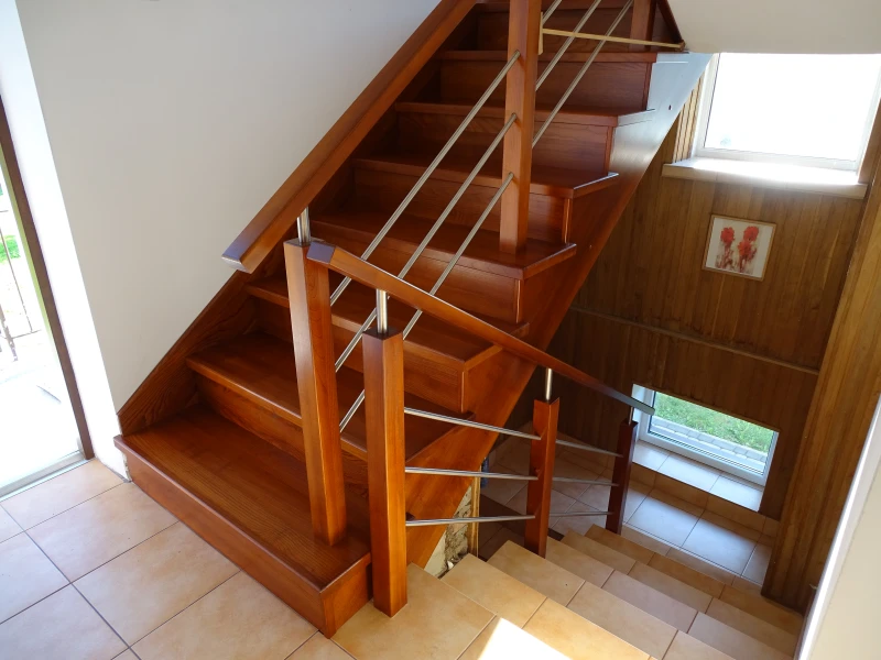 Schody Jesionowe z poziomą metalową balustradą