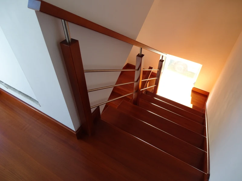 Schody Jesionowe z poziomą metalową balustradą