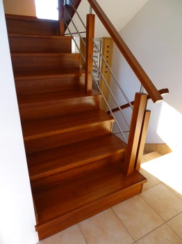 Schody Jesionowe z poziomą metalową balustradą 