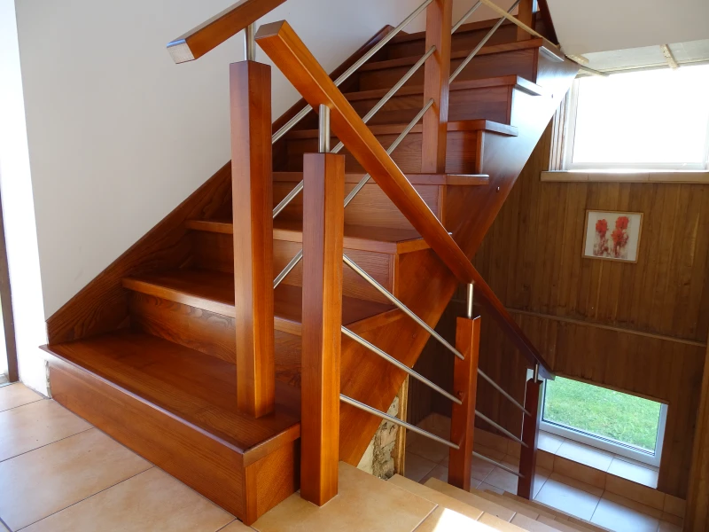 Schody Jesionowe z poziomą metalową balustradą