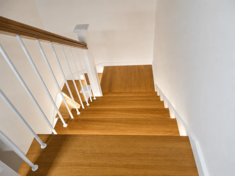Schody Dębowe zabiegowe z rzeźbioną balustradą